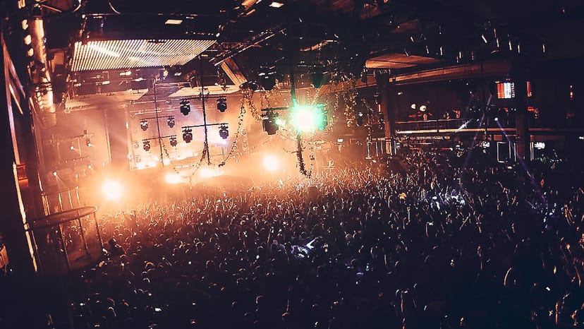 Palco live event at Fabrik Club, featuring dynamic lighting and vibrant crowd engagement.