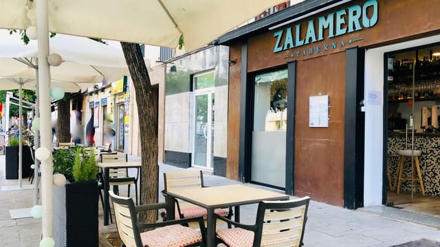 Charming outdoor seating at Zalamero Taberna, perfect for casual meetings and events.