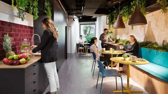 Modern Ábaco meeting room with greenery, ideal for workshops and networking events.
