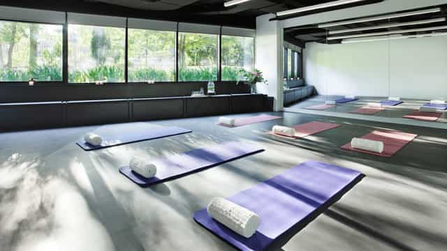 Ábaco meeting room - serene yoga studio for wellness retreats and corporate stress relief.
