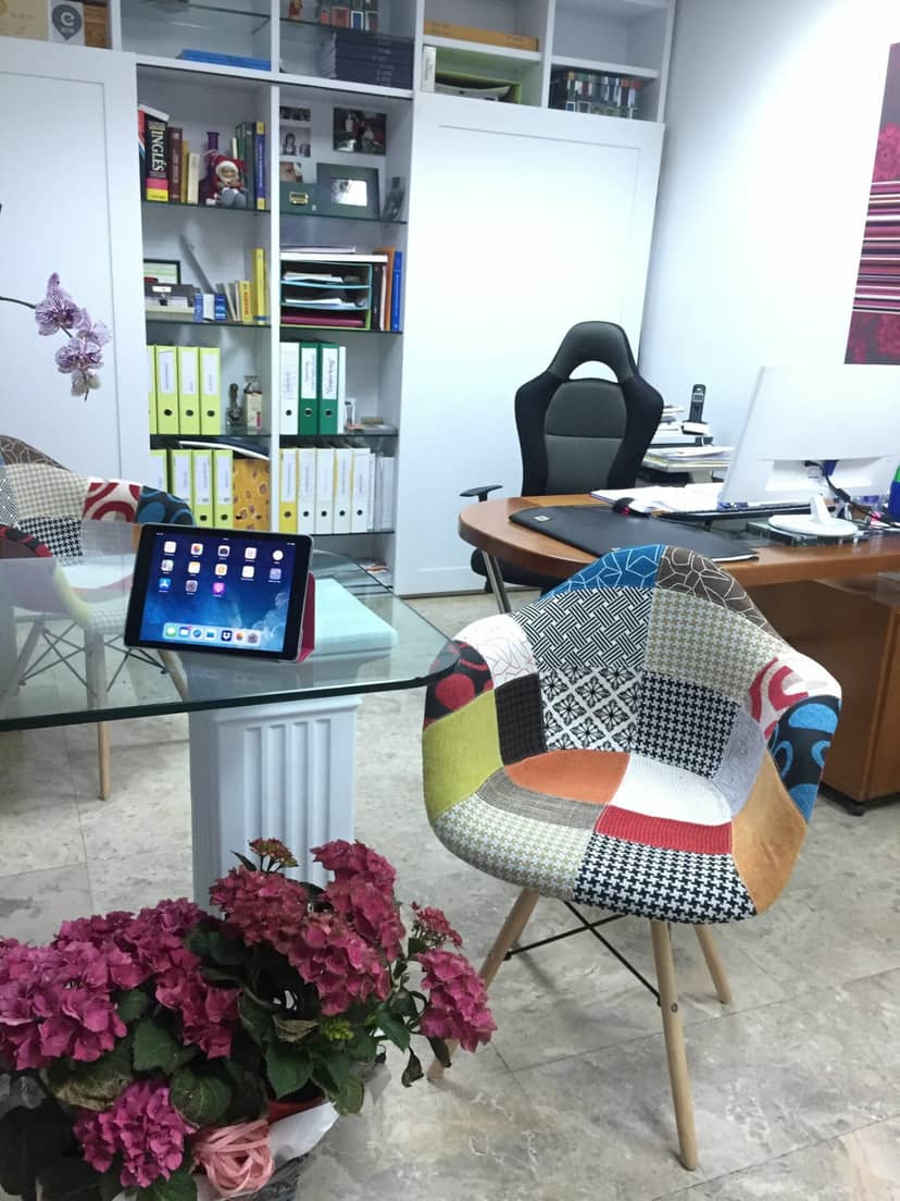 Modern Ábaco meeting room with eclectic chair for tech-savvy brainstorming sessions.