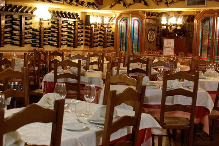 Cozy restaurant in Jardín de Baco with elegant tables, perfect for intimate dinners and events.