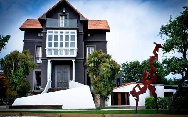 Stylish restaurant venue with unique architecture for creative corporate events and social gatherings.