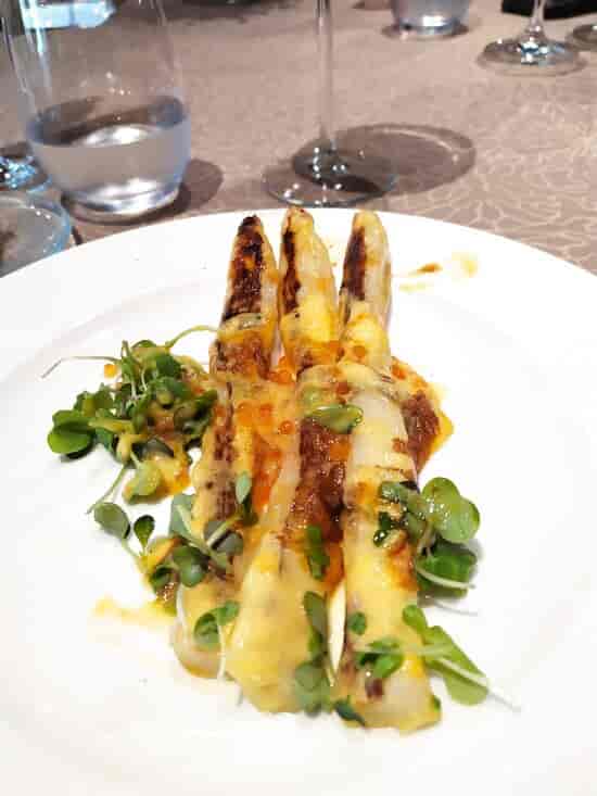 Grilled asparagus with cheese at Fogón de la Casona, perfect for upscale events.