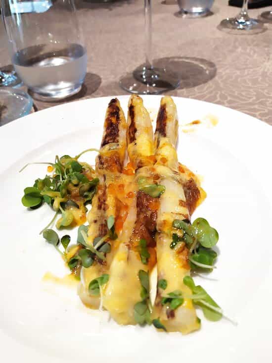 Grilled asparagus with cheese at Fogón de la Casona, perfect for upscale events.