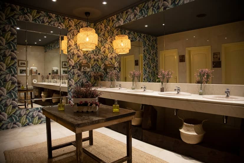 Stylish bathroom in Salón de los Espejos, perfect for elegant events and gatherings.