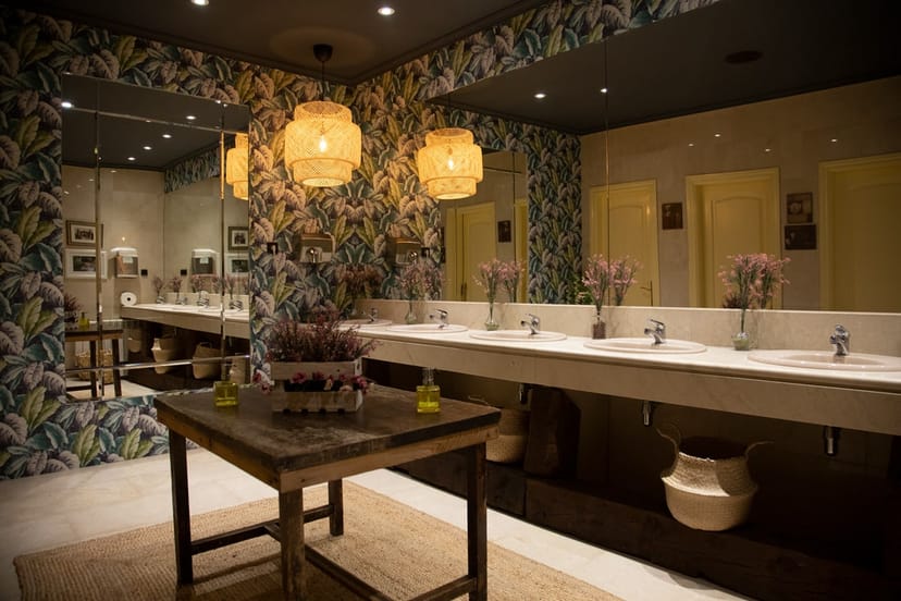 Stylish bathroom in Salón de los Espejos, perfect for elegant events and gatherings.