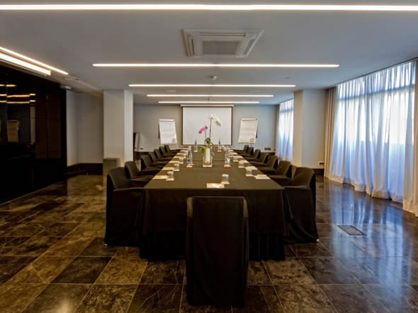 V&L Silver meeting room in Puerta América Hotel with sleek decor for corporate events.