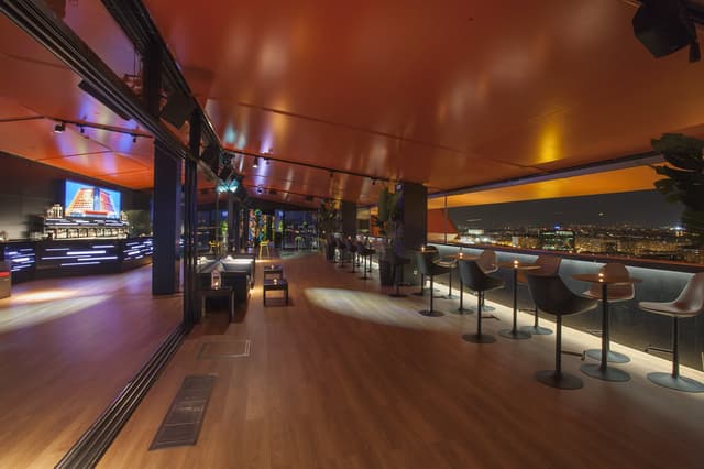 Skynight Lounge