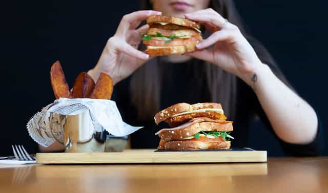 Enticing sandwich with sweet potato fries at Regional Restaurant, Hotel Gran Bilbao event catering.