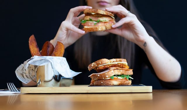 Enticing sandwich with sweet potato fries at Regional Restaurant, Hotel Gran Bilbao event catering.