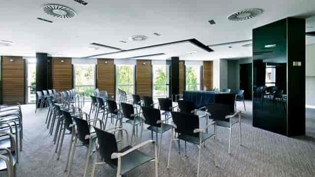 Modern meeting room with black chairs in Silken Gran Teatro Burgos for corporate events.