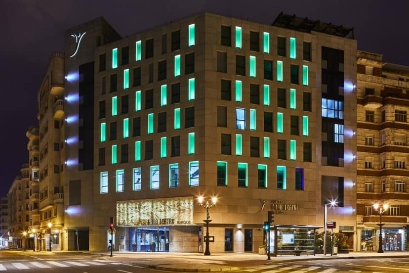 Modern hotel façade at Silken Gran Teatro Burgos, perfect for events and meetings.