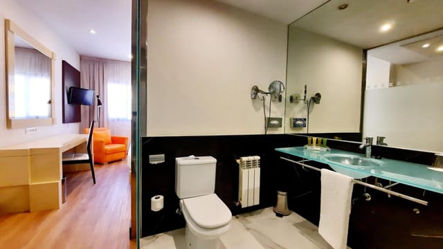 Stylish hotel bathroom at Holiday Inn Madrid, perfect for event professionals.