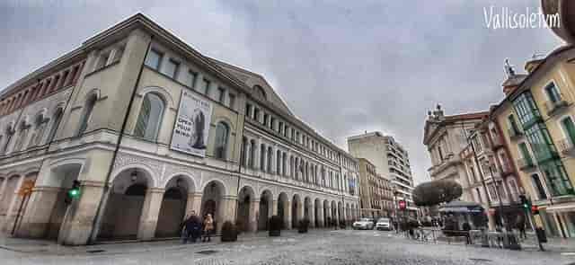 Patio in Teatro Calderón with elegant architecture, ideal for events and conferences.