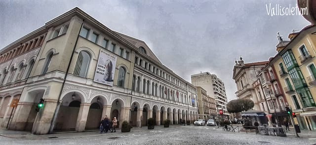 Patio in Teatro Calderón with elegant architecture, ideal for events and conferences.