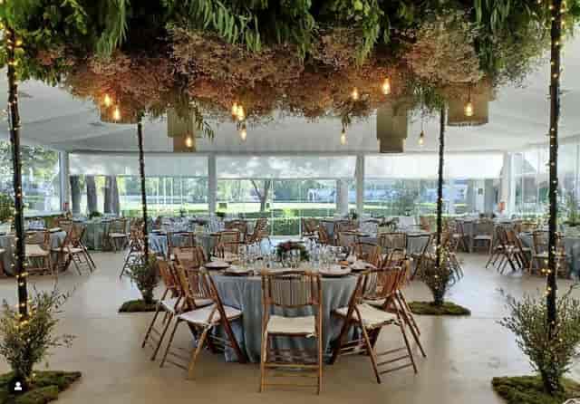 Cristalera de la Hípica event space with blue linens, ideal for weddings and upscale gatherings.