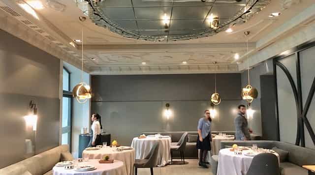 Chic dining bar in Restaurant Ramón Freixa, perfect for upscale events and fine dining.