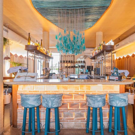 Stylish bar area at Barracuda Mx, ideal for cocktails and networking events.