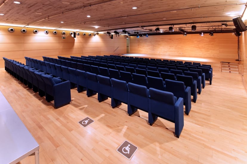 La Casa Encendida auditorium with tiered seating, ideal for inclusive events and presentations.