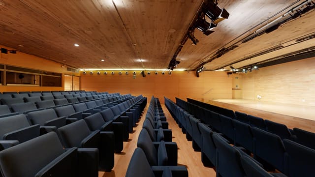 Spacious conference hall with tiered seating at La Casa Encendida for events and seminars.