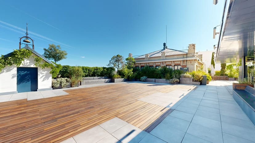 Outdoor event space at La Casa Encendida with wooden deck, perfect for meetings and gatherings.