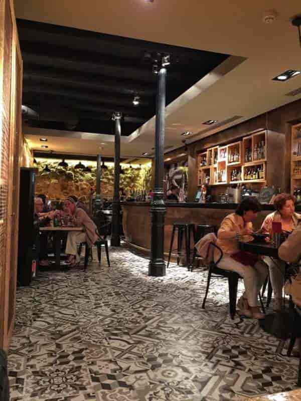 Cozy dining area in Sergi Arola Gastro, ideal for intimate gatherings and events.