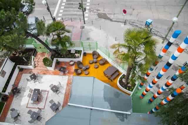 Vibrant outdoor event space at La Posada de El Chaflán with colorful pillars and lush greenery.