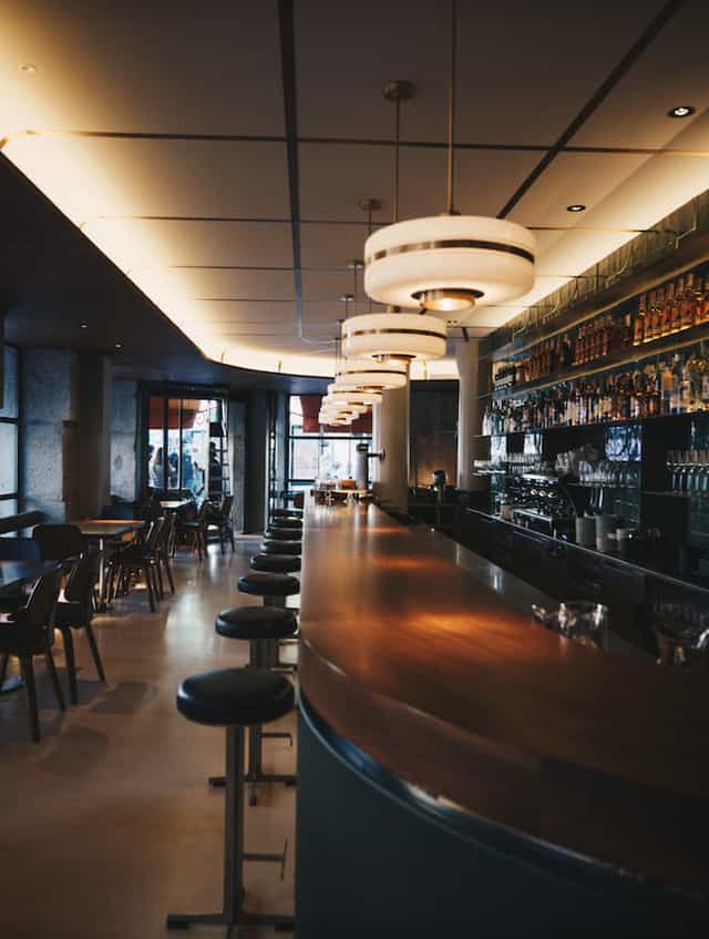 Sleek bar in Gran Café Santander, perfect for networking and intimate gatherings.
