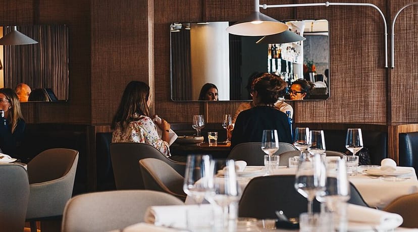 Elegant restaurant setting in Gran Café Santander, ideal for networking and intimate events.