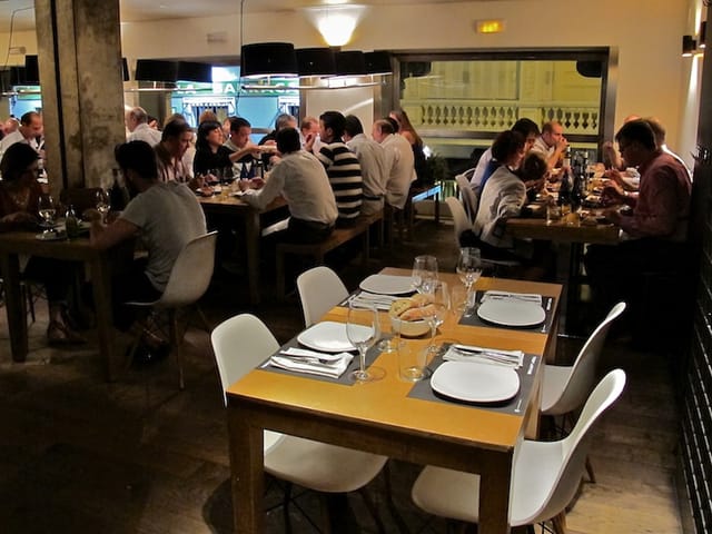 Mercado de la Reina 12 restaurant, elegant tables for corporate dinners and gatherings.