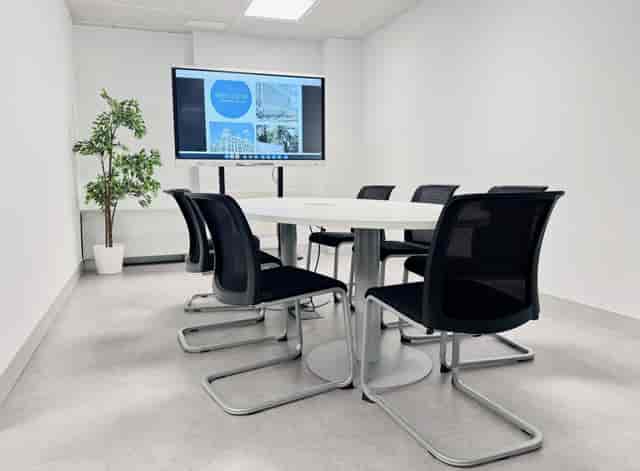 Modern training classroom with ergonomic chairs - ideal for meetings and presentations.