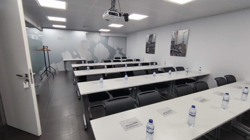 Modern training classroom in Ibercenter, set for professional workshops and presentations.