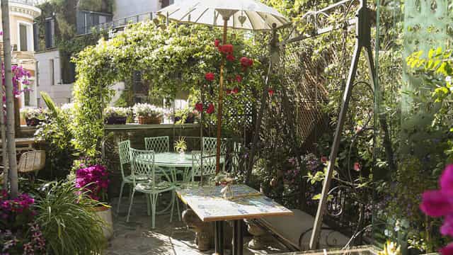 Charming garden cafe in El Jardín Secreto Madrid, ideal for brunch and events.