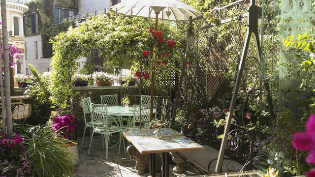 Charming garden cafe in El Jardín Secreto Madrid, ideal for brunch and events.