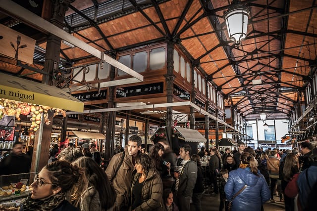 Dining area in Mercado de San Miguel, vibrant venue for networking and culinary events.