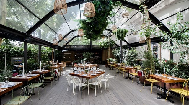 Indoor garden at Jardín de Arzábal for events, featuring abundant greenery and natural light.