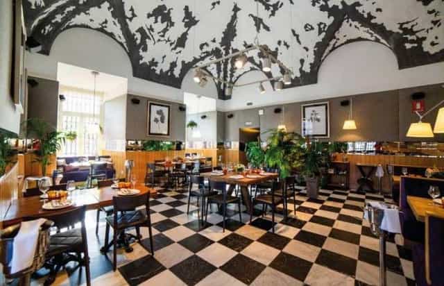 Stylish restaurant with high ceilings for intimate gatherings and corporate events in Jardín de Arzábal.