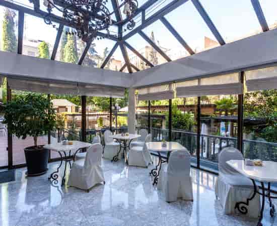 Garden event space at Hotel Miguel Angel with elegant tables, ideal for gatherings.