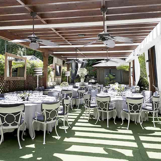 Lounge RENACIMIENTO at Hotel Miguel Angel, elegant outdoor space for events and meetings.