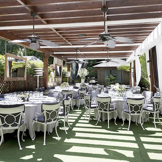 Lounge RENACIMIENTO at Hotel Miguel Angel, elegant outdoor space for events and meetings.