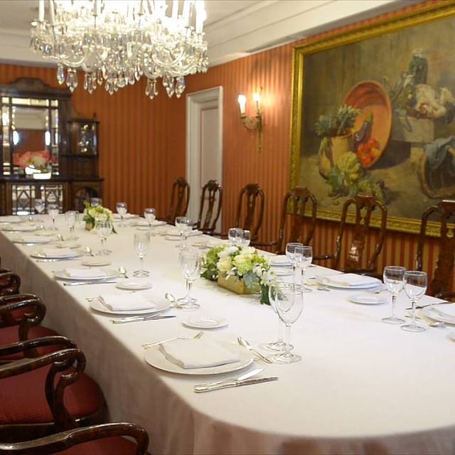Elegant dining table with fine china in Lounge RENACIMIENTO for upscale corporate events.