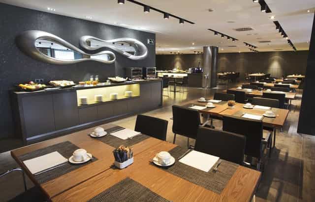 Modern dining area in AC Hotel Atocha, ideal for meetings and events.