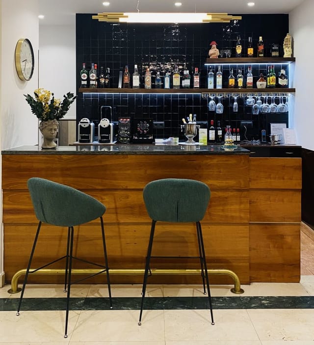 Modern bar at Hotel Cason del Tormes, ideal for networking events and gatherings.