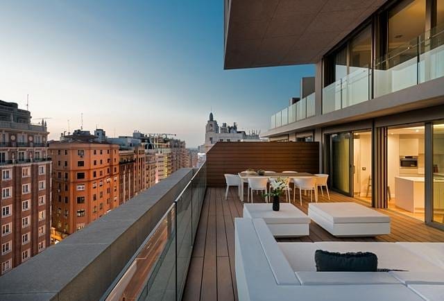 Modern rooftop terrace with skyline for upscale events at SmartRental Gran Via.