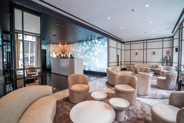 Modern lounge area in SmartRental Gran Via, perfect for networking and events.