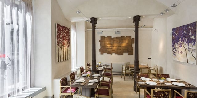 Elegant dining space at NH Collection Madrid Palacio de Tepa for intimate events and meetings.