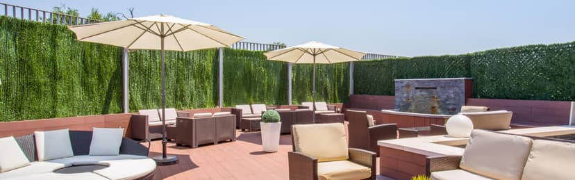 Stylish outdoor lounge at Crowne Plaza Madrid for networking events and gatherings.