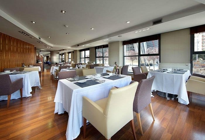 Modern dining space at Hotel Exe Plaza Madrid for corporate events or intimate gatherings.