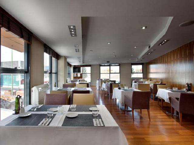 Modern restaurant venue in Hotel Exe Plaza Madrid, perfect for corporate events and meetings.